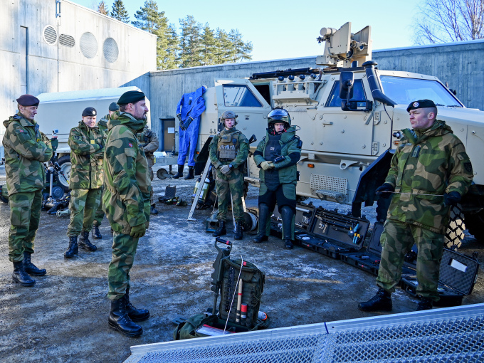 Demonstrasjon av EOD-materiell – leting etter eksplosive objekter på trygg avstand. Foto: Sven Gj. Gjeruldsen, Det kongelige hoff